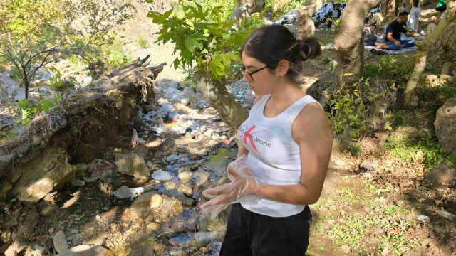 Doktorlar bu kez mıntıka temizliği için eldiven giydi