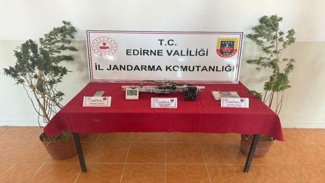 Edirne’de araçta ve evde yapılan aramada uyuşturucu çıktı