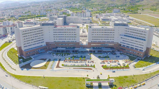 Elazığ Fethi Sekin Şehir Hastanesi başarılı operasyonlarını sürdürüyor