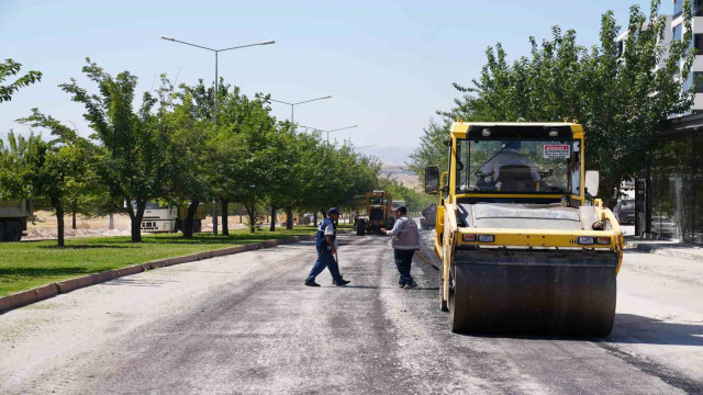 Elazığ’da asfalt bakım ve onarım çalışması yapıyor