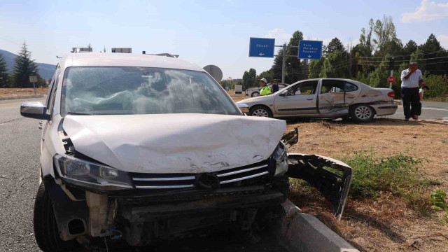 Elazığ’da otomobil ile hafif ticari araç çarpıştı: 8 yaralı