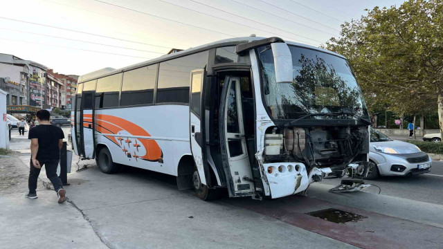 Esenyurt’ta freni patlayan servis minibüsü ortalığı birbirine kattı