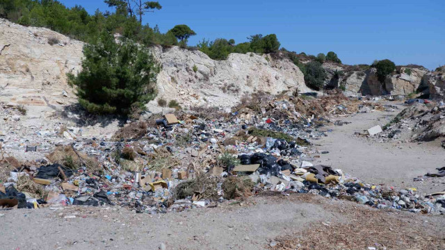 Foça Belediyesi’nin şehir merkezine döktüğü çöplere AK Partili Arslan’dan tepki