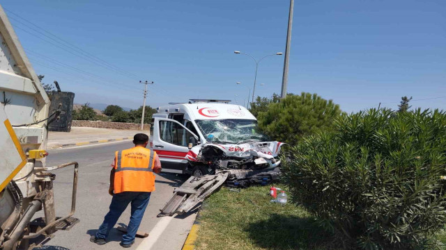 Gaziantep’te vakadan dönen ambulans tankere çarptı: 3 sağlıkçı yaralı