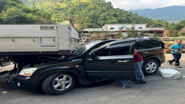 Giresun’da otomobil park halindeki tıra çarptı: 4 yaralı