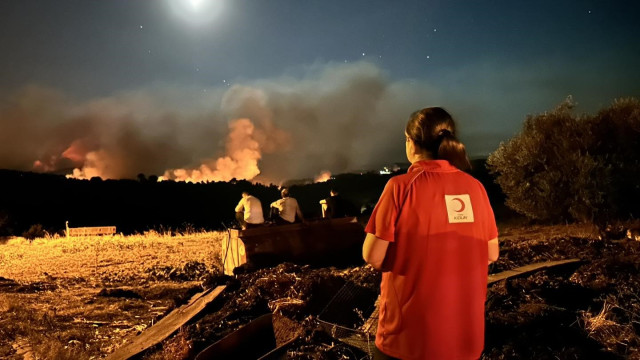 Gördes’teki 2 orman yangını devam ediyor