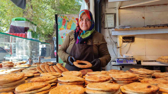 Hacer Usta, 13 yıldır taş ocağının başında çörek ve simit pişiriyor