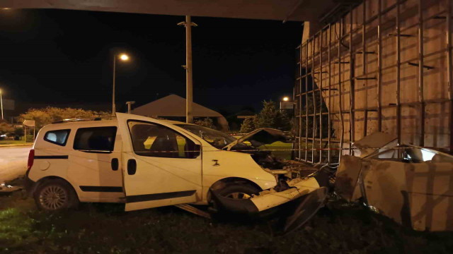 Hafif ticari araç köprülü kavşağın beton ayağına çarptı, motoru paramparça oldu