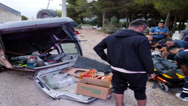 Hafif ticari araç mezarlığa uçtu: 2 yaralı