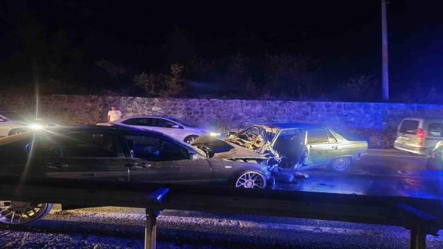 İki otomobil kafa kafaya çarpıştı: 1’i çocuk 4 yaralı