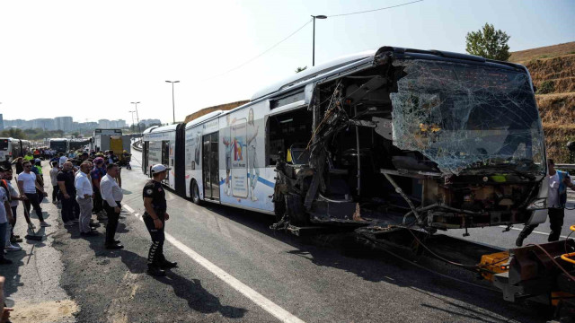 İstanbul Valiliğinden metrobüs kazası açıklaması: 1 ölü, 38 yaralı