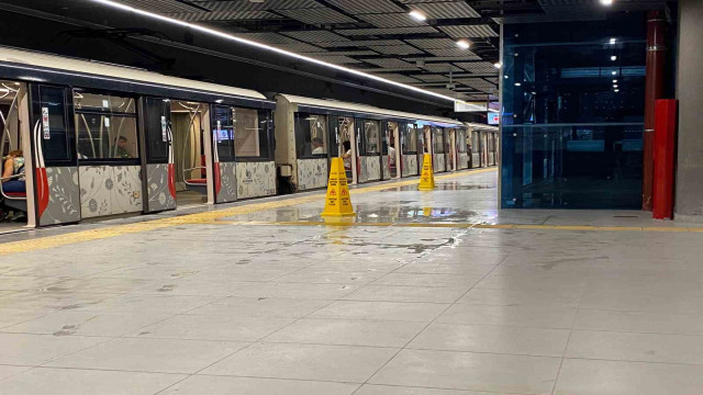 İstanbul’da metronun tavanından sular aktı