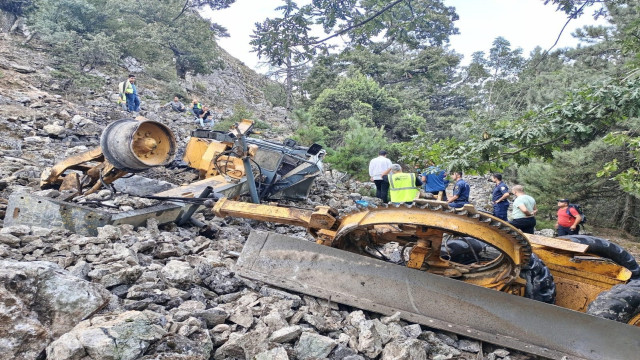 İzmir’de iş makinesi uçuruma yuvarladı, operatör can verdi