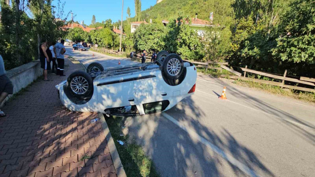 Kaldırıma çarpan otomobil takla attı: 1 yaralı