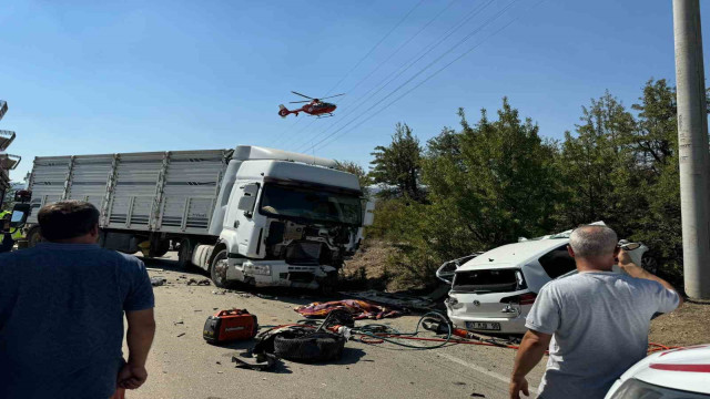 Kamyonla otomobil kafa kafaya çarpıştı: 1 ölü, 3 yaralı