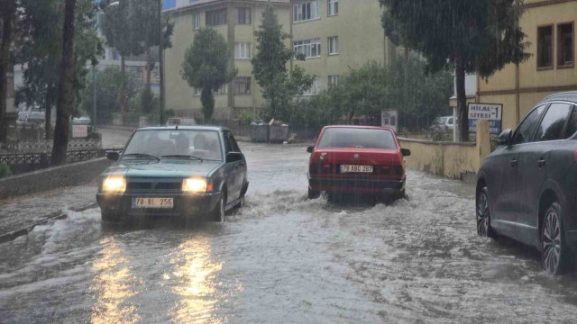 Karabük’te sağanak hayatı felç etti, yollar dere yataklarına döndü