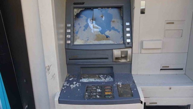 Kartal’da ATM’ye çekiçle böyle saldırdı