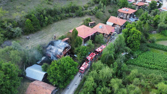 Kastamonu’da alevlere teslim olan iki katlı ev kullanılamaz hale geldi