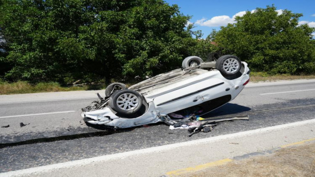 Kastamonu’da tırı sollamak isteyen otomobil, refüje çarparak taklalar attı: 4 yaralı