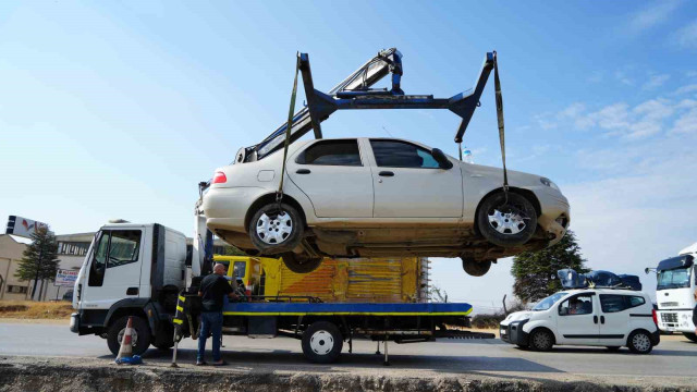 Kırıkkale’de otomobil orta refüje devrildi: 2 yaralı