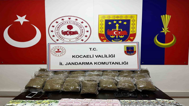 Kocaeli’de 2 araçta 23 kilo bonzai ele geçirildi