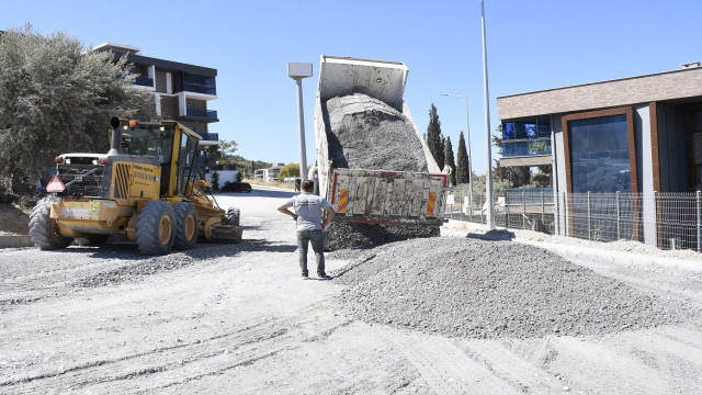 Kuşadası Belediyesi yol yapım çalışmalarını sürdürüyor