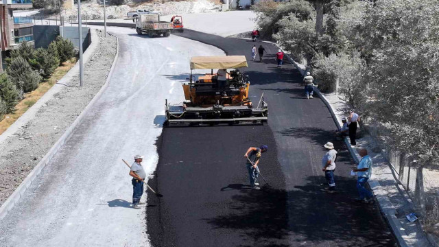 Kuşadası’nda sıcak asfalt seferberliği devam ediyor