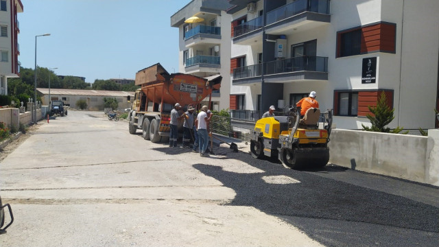 Kuşadası’nda yol yapım ve bakım çalışmaları sürüyor