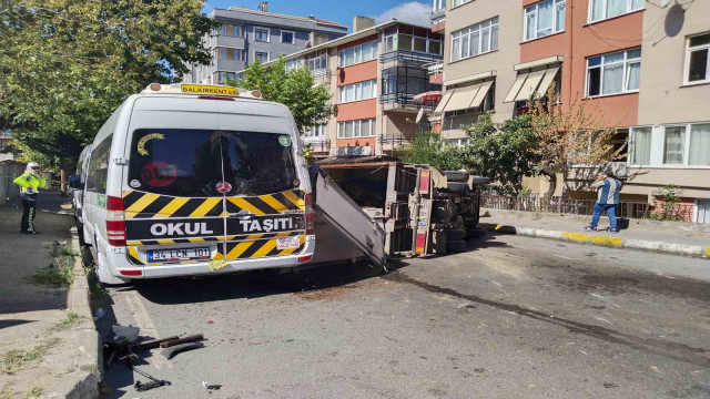 Maltepe’de süt yüklü kamyonet devrildi: 2 yaralı