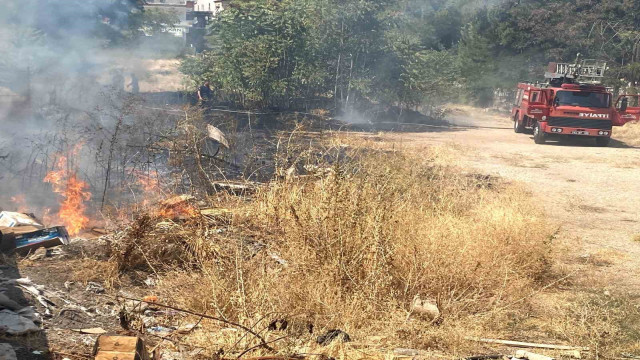 Manisa’da boş arazide çıkan yangın ucuz atlatıldı