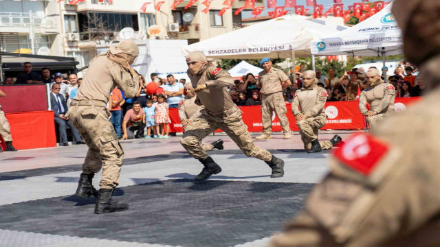 Manisa’da komandoların gösterisi mest etti