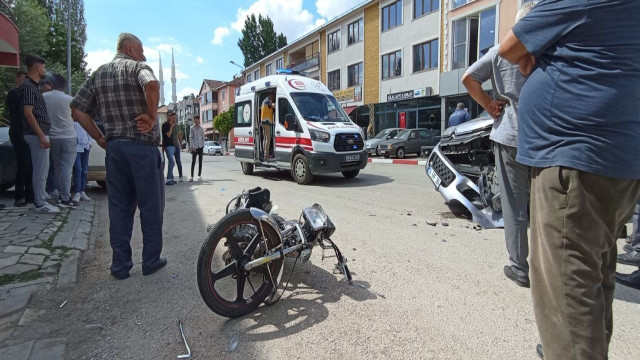 Motorsiklet ile kaza yaptı: Sağlık ekiplerine ”Ayağımı hissetmiyorum” dedi