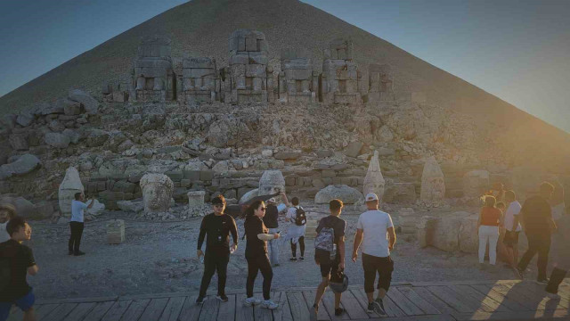 Nemrut’un zirvesinde her yıl binlerce kişi güneşin doğuşunu ve batışını izliyor