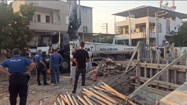 Osmaniye’de elektrik direğine çarpan beton pompası alev aldı: 2 kişi yaralandı