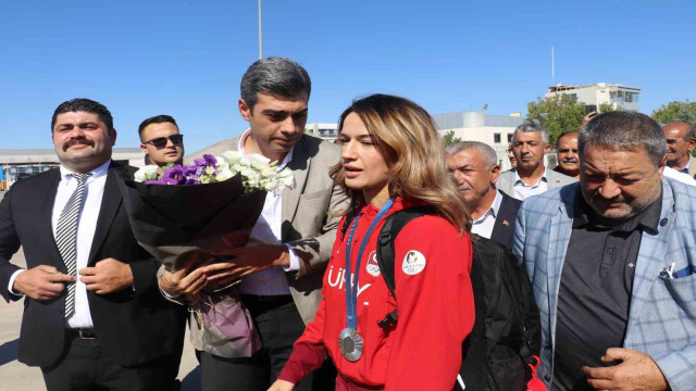 Paris Olimpiyatları’ndan başarı ile dönen milli boksör Hatice Akbaş’a coşkulu karşılama