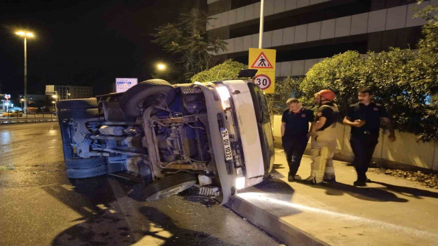 Pendik’te sebze yüklü kamyon devrildi: 2 yaralı