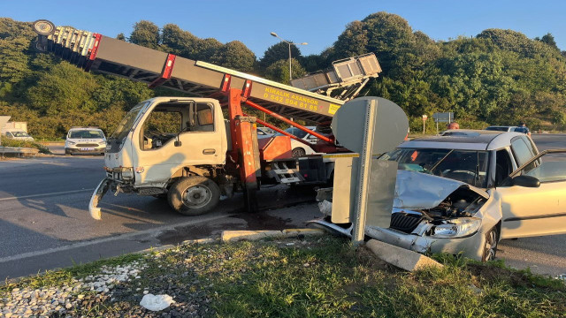 Sakarya’da kamyonet ile otomobil çarpıştı: 3 yaralı