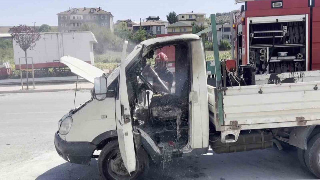 Sakarya’da park halindeki kamyonet alev aldı: 1 yaralı