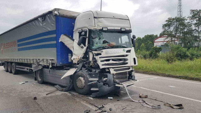 Samsun’da ışıkta duran tıra arkadan çarptı