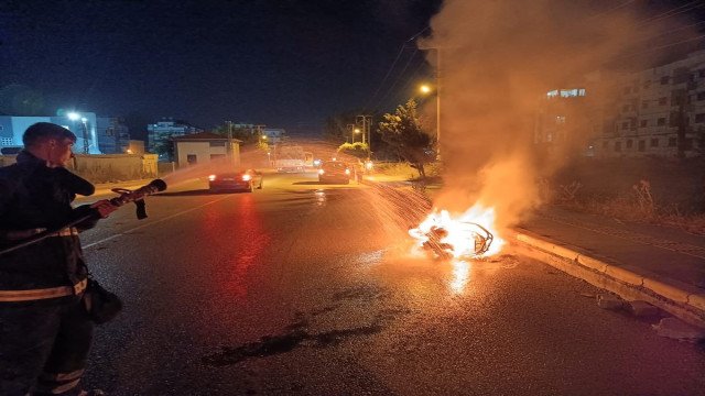 Seyir halindeki motosiklet alev aldı