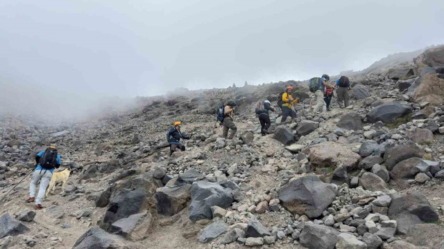 Sivaslı dağcılar Ağustos ayında 5 bin 137 metrede tipiye yakalandı