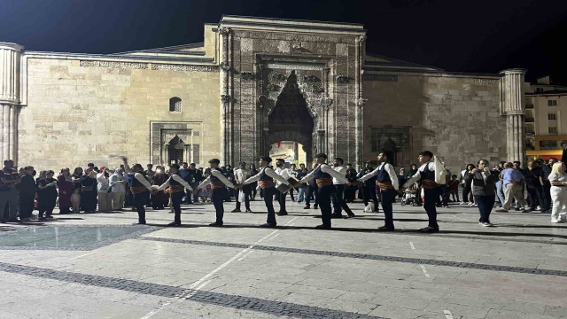 Sivas’ta gurbetçilere halaylı karşılama