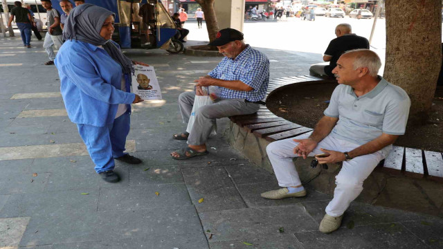 Sokak sokak herkese ”Babamı gördünüz mü” diye soruyor