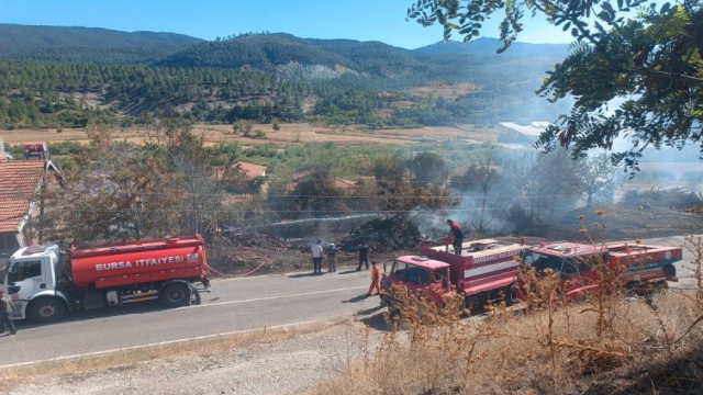 Tavşanlı’da kullanılmayan 2 ev küle döndü