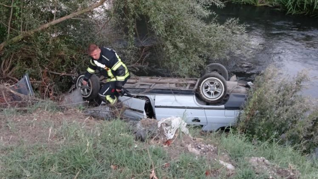 Tavşanlı’da otomobil çaya uçtu: 2 yaralı