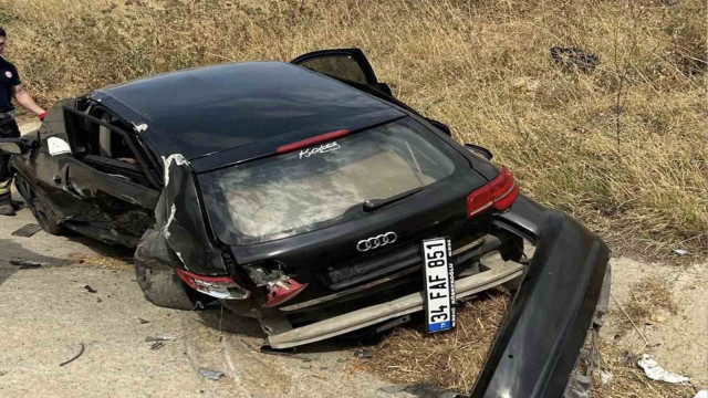 Tekirdağ’da seyir halindeki otomobil, park halinde olan iki araca çarptı: 5 yaralı