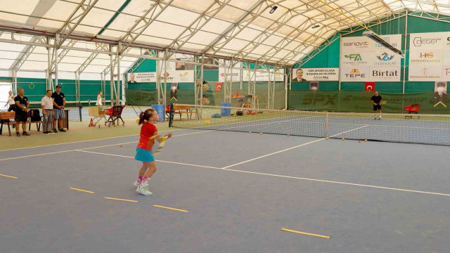 Tepebaşı’nda tenis turnuvası devam ediyor