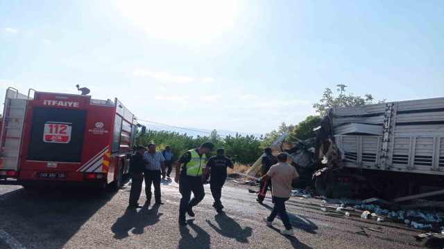 Tır ile kamyon kafa kafaya çarpıştı: 1 ölü, 1 yaralı