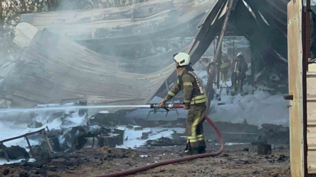 Tuzla’da iş yeri alev alev yandı