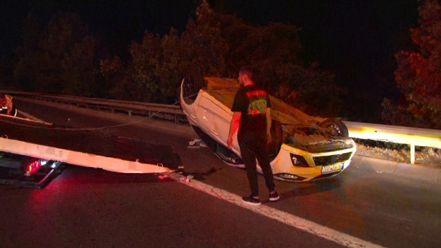 Ümraniye’de şerit değiştirirken başka bir araca çarpan otomobil takla attı: 1 yaralı